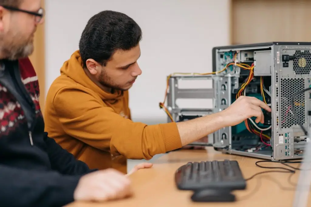 Techniker von itecs digital arbeitet an einem geöffneten Rechner